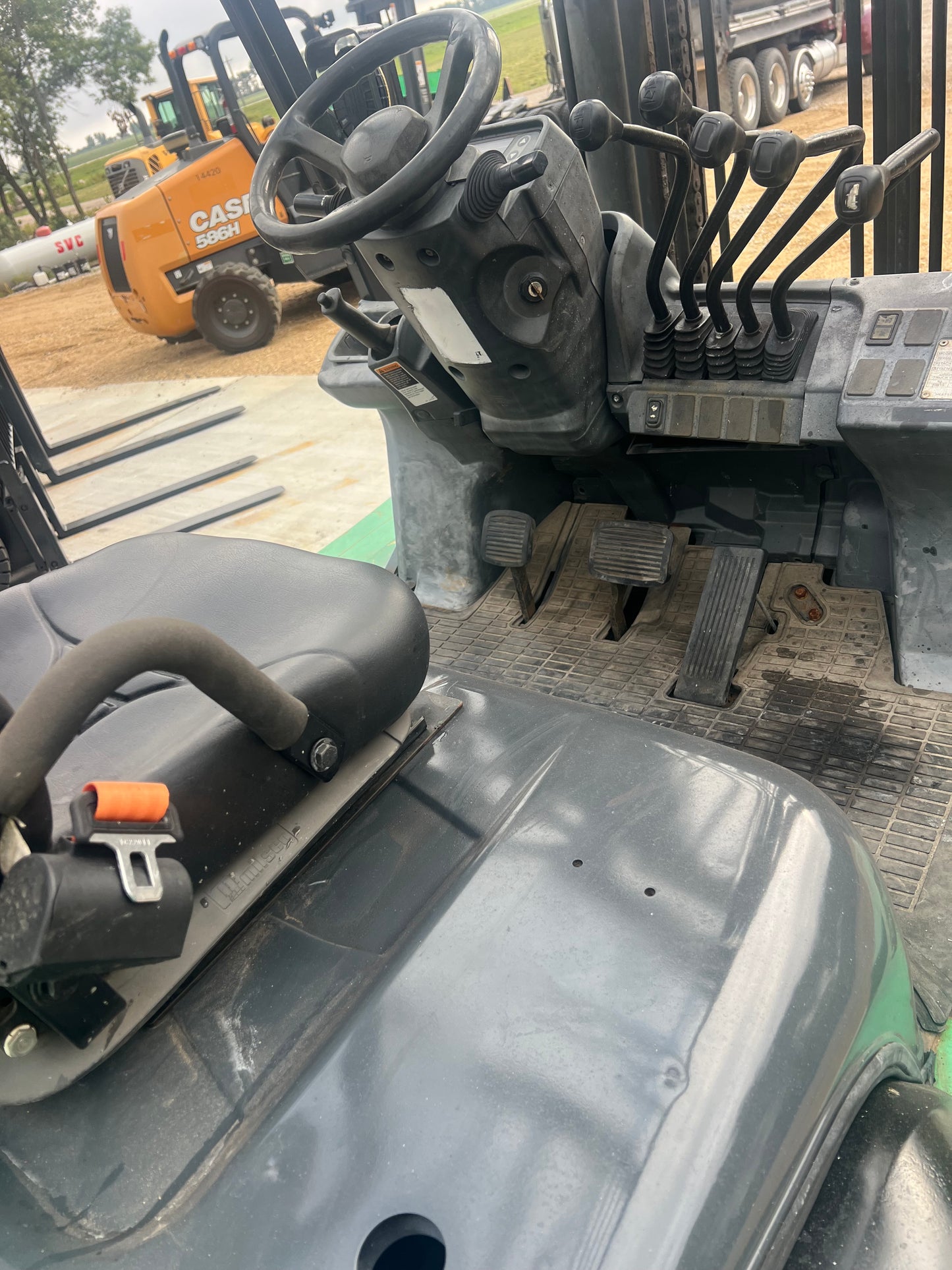 2017 Mitsubishi Forklift 15500 lb Lift Capacity (Fork Positioner!