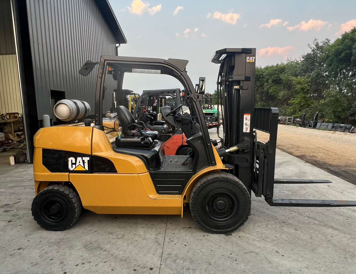 2016 Cat Forklift 11k Lift Capacity (Fork Positioner!!