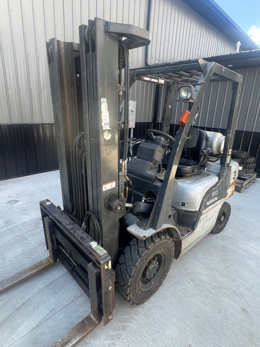 2005 Nissan Forklift 5000lb Lift Capacity (Fork Positioner!