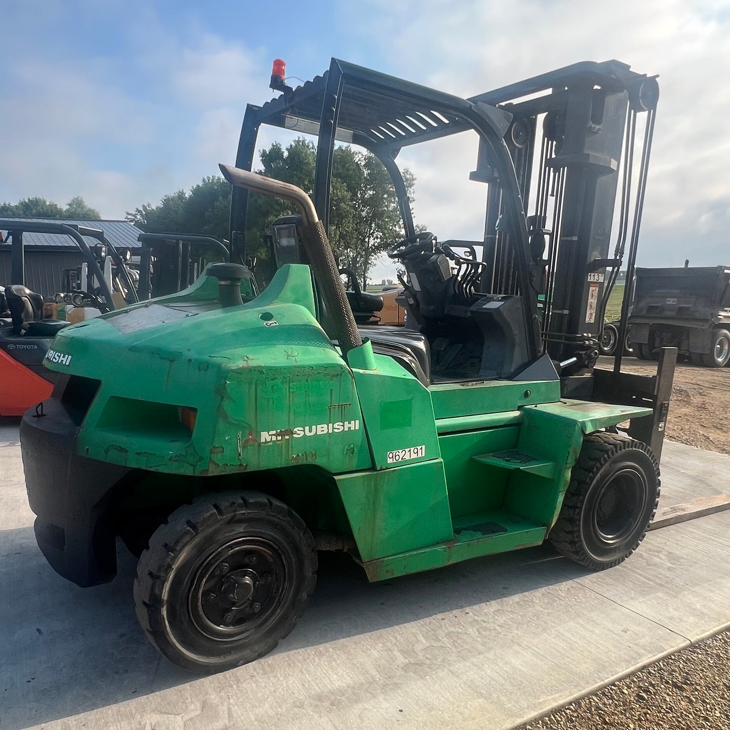 2017 Mitsubishi Forklift 15500 lb Lift Capacity (Fork Positioner!