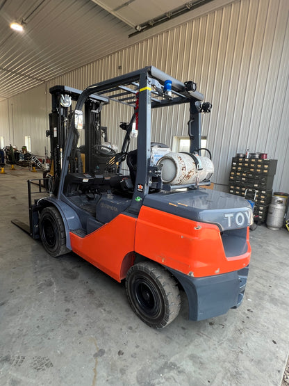 2022 Toyota Forklift (6500lb lift Capacity (Fork Positioner!