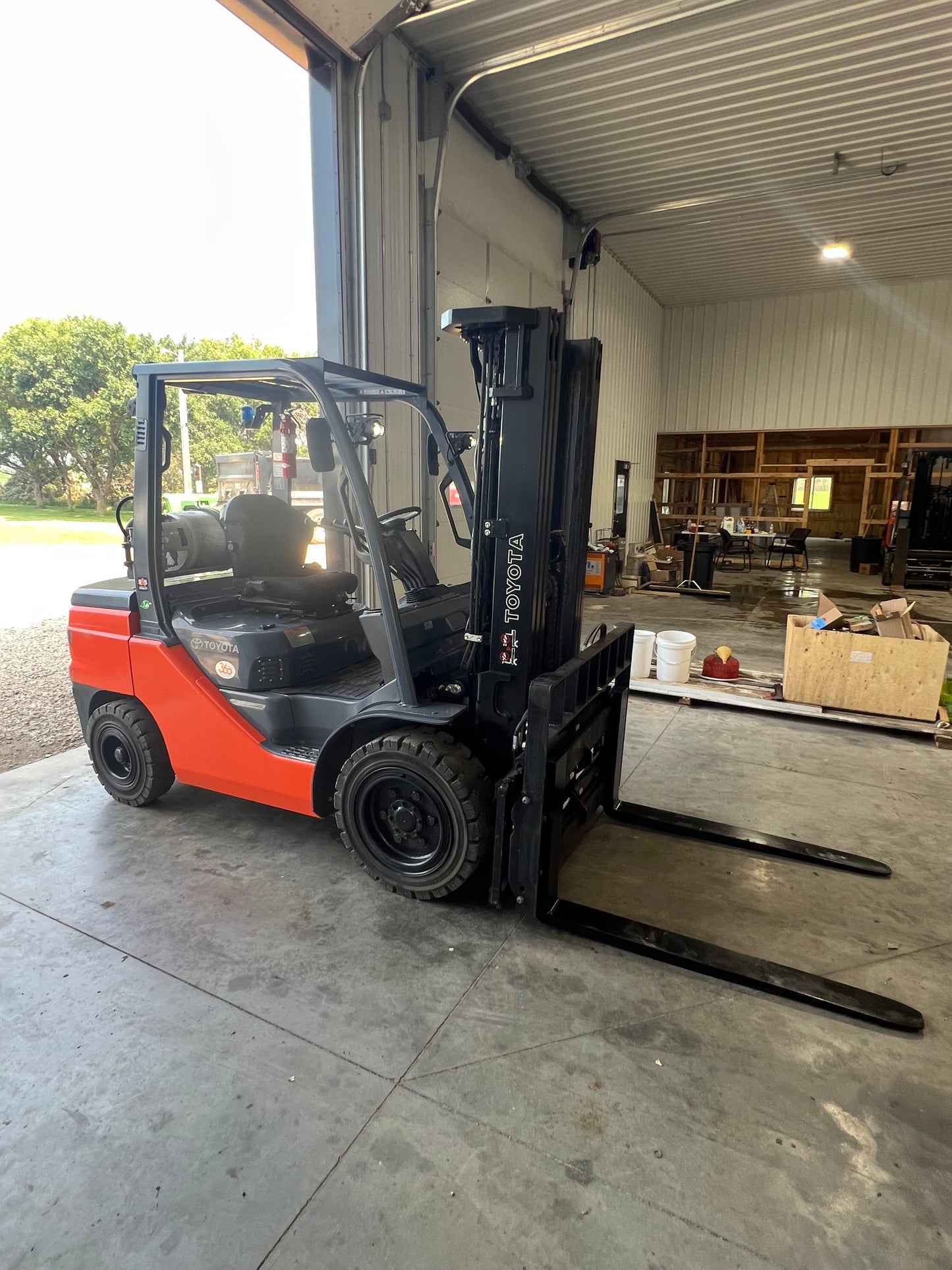 2022 Toyota Forklift (6500lb lift Capacity (Fork Positioner!
