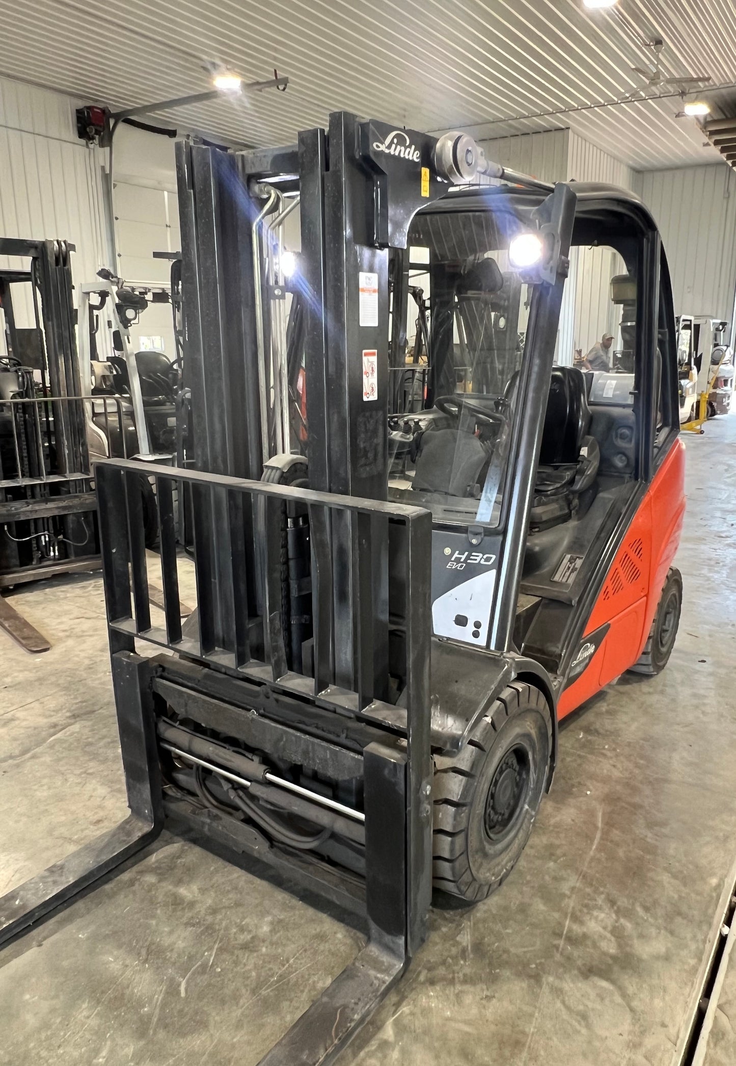 2017 Linde Forklift 6000lb Lift Capacity (Fork Positioner!