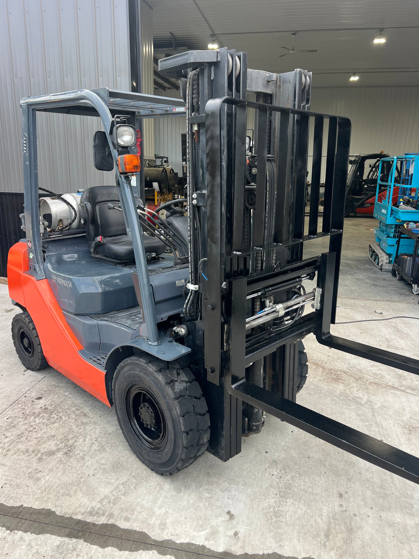 2017 Toyota Forklift, 5000lb Lift Capacity (Fork Positioner!