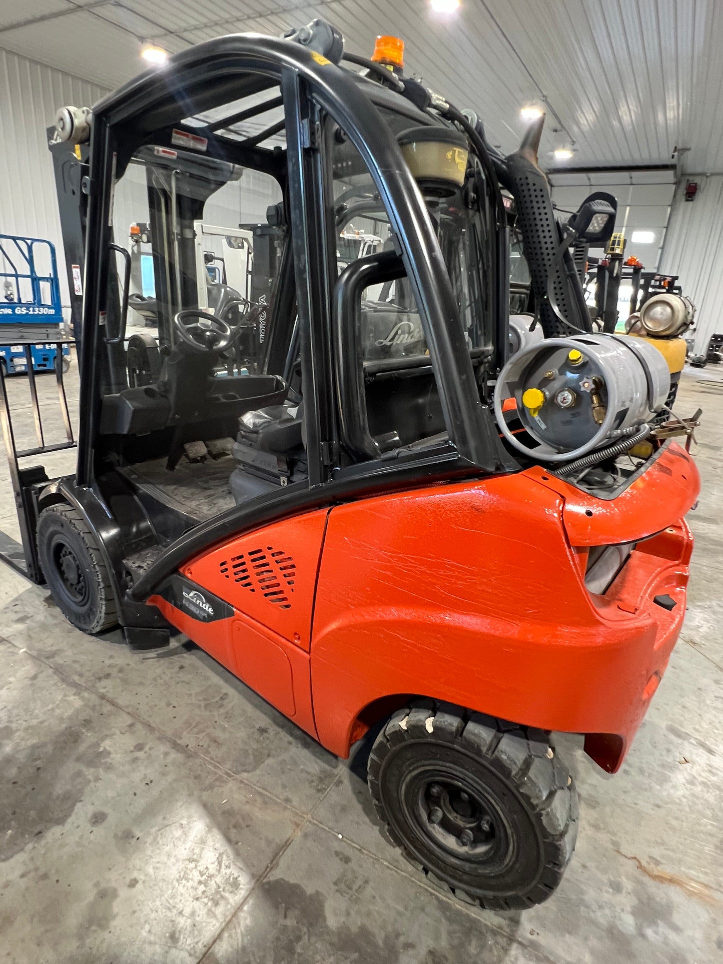 2017 Linde Forklift 6000lb Lift Capacity (Fork Positioner!