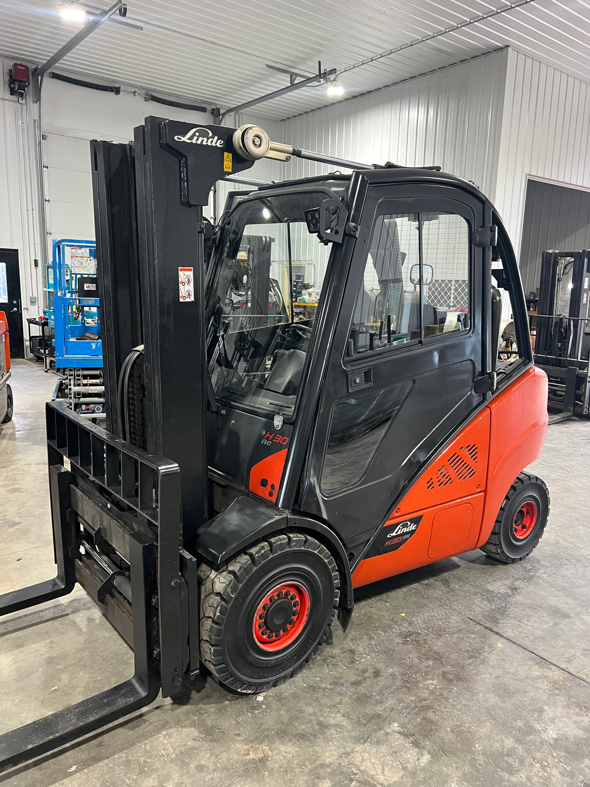 2015 Linde Forklift 6000lb Lift Capacity (Cab Heat! Fork Positioner