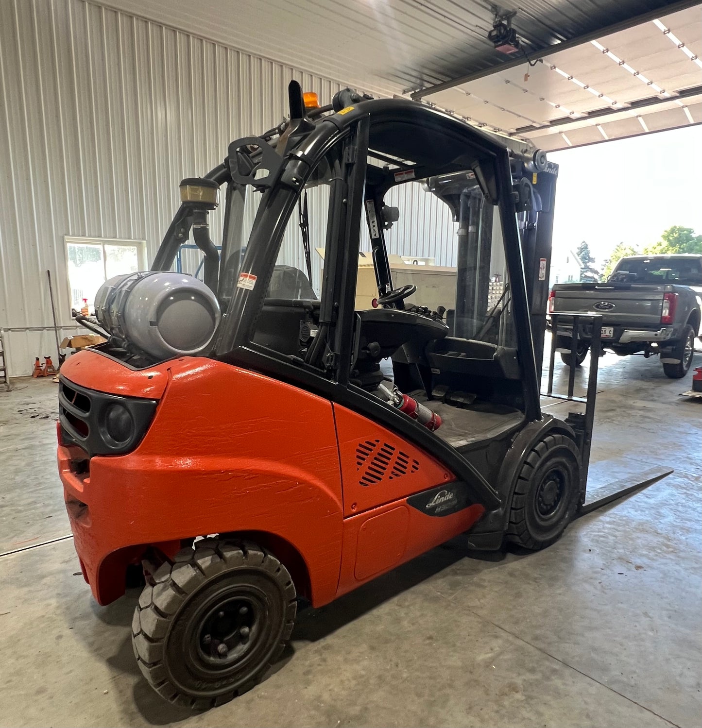 2017 Linde Forklift 6000lb Lift Capacity (Fork Positioner!