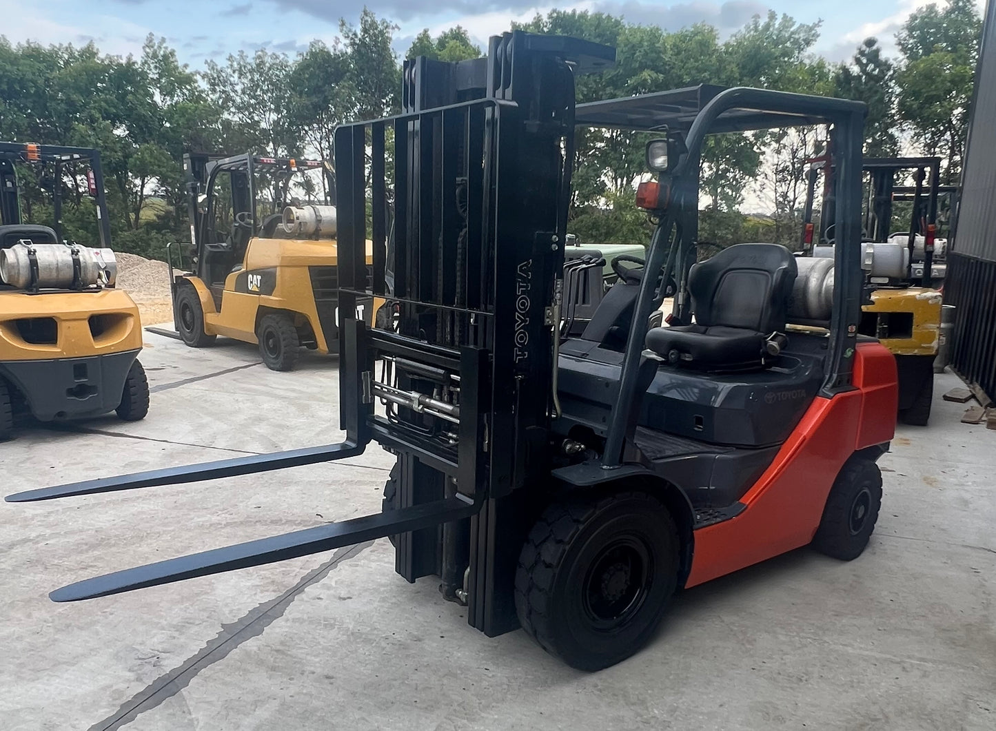 2017 Toyota Forklift, 5000lb Lift Capacity (Fork Positioner!