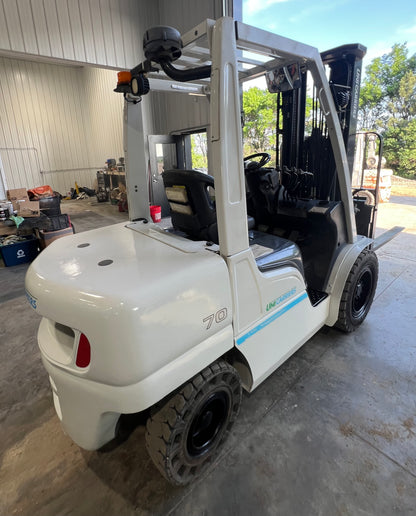 2017 Nissan Uni-Carrier Forklift, Fork Positioner! 7000lb Lift Capacity