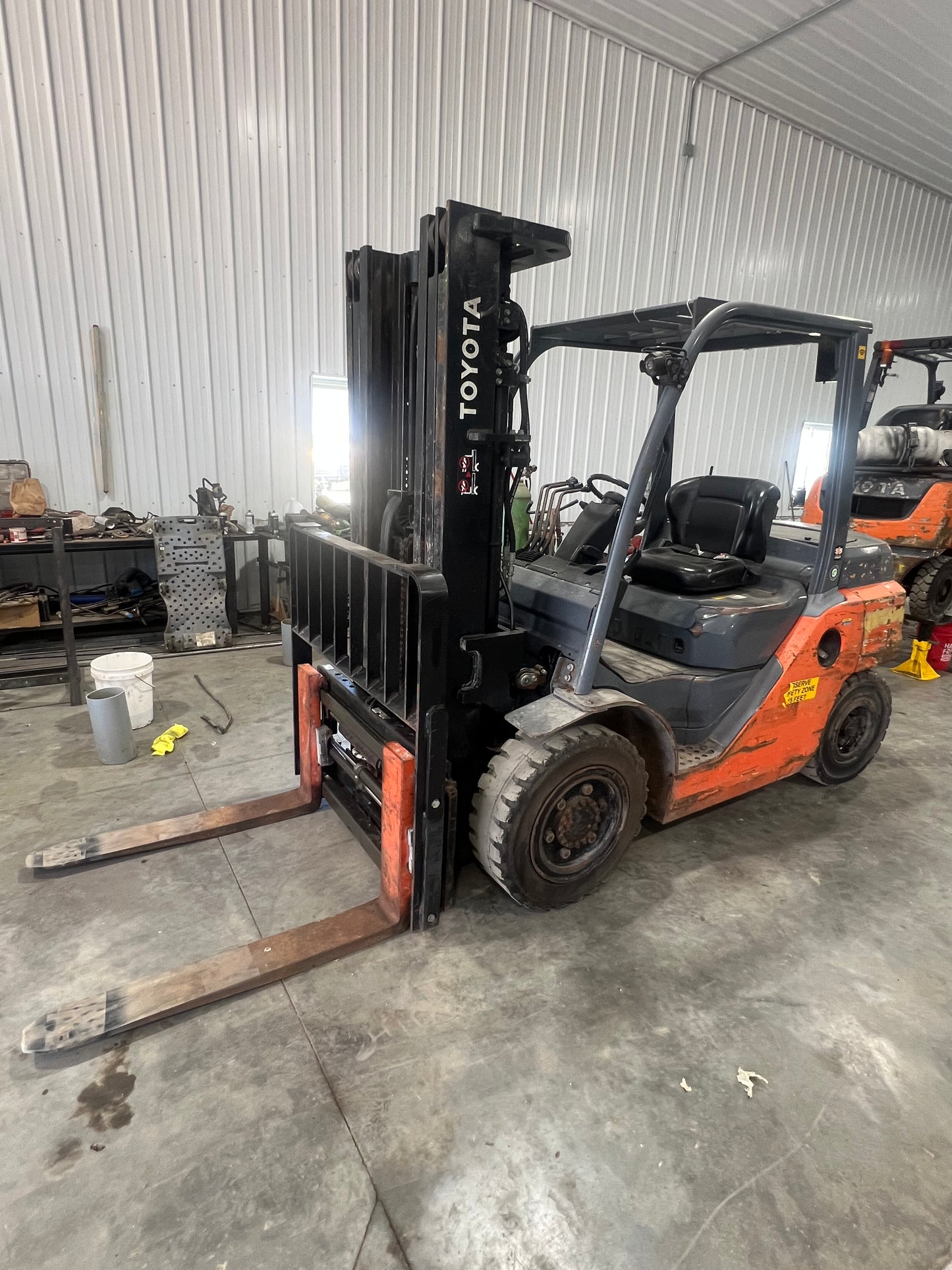 2020 Toyota Forklift 7000lb Lift Capacity (Fork Positioner!