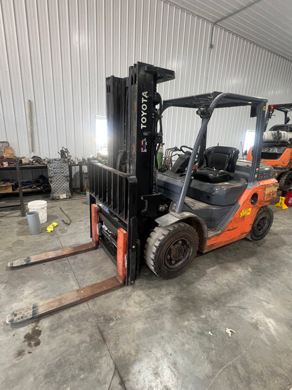 2020 Toyota Forklift 7000lb Lift Capacity (Fork Positioner!