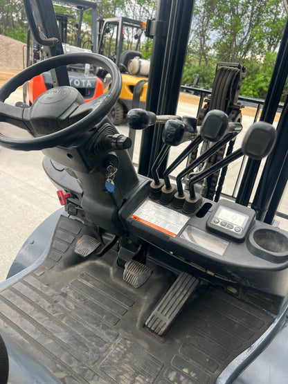 2015 Toyota Forklift 6000lb Lift Capacity (Fork Positioner!