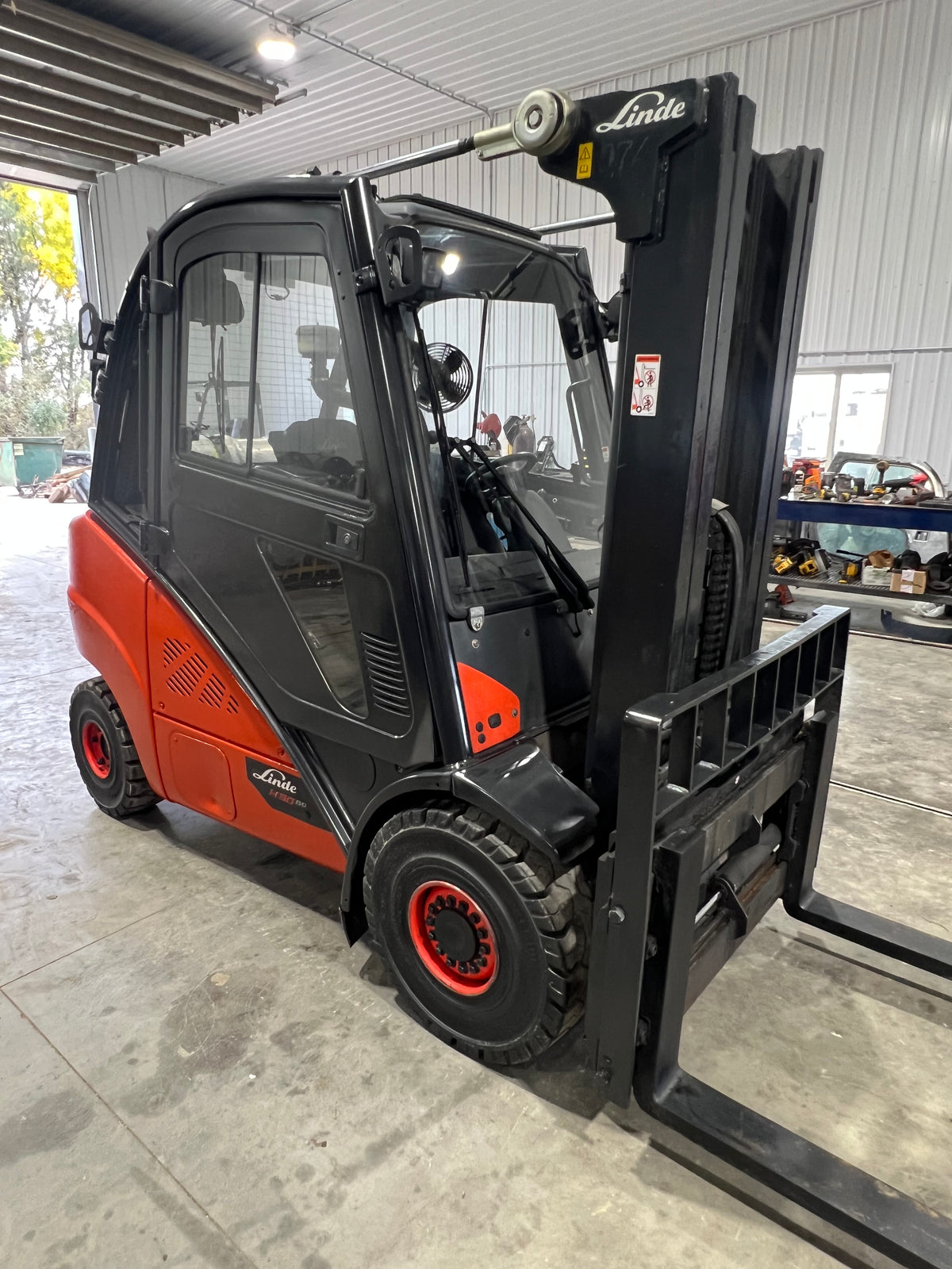 2015 Linde Forklift 6000lb Lift Capacity (Cab Heat! Fork Positioner