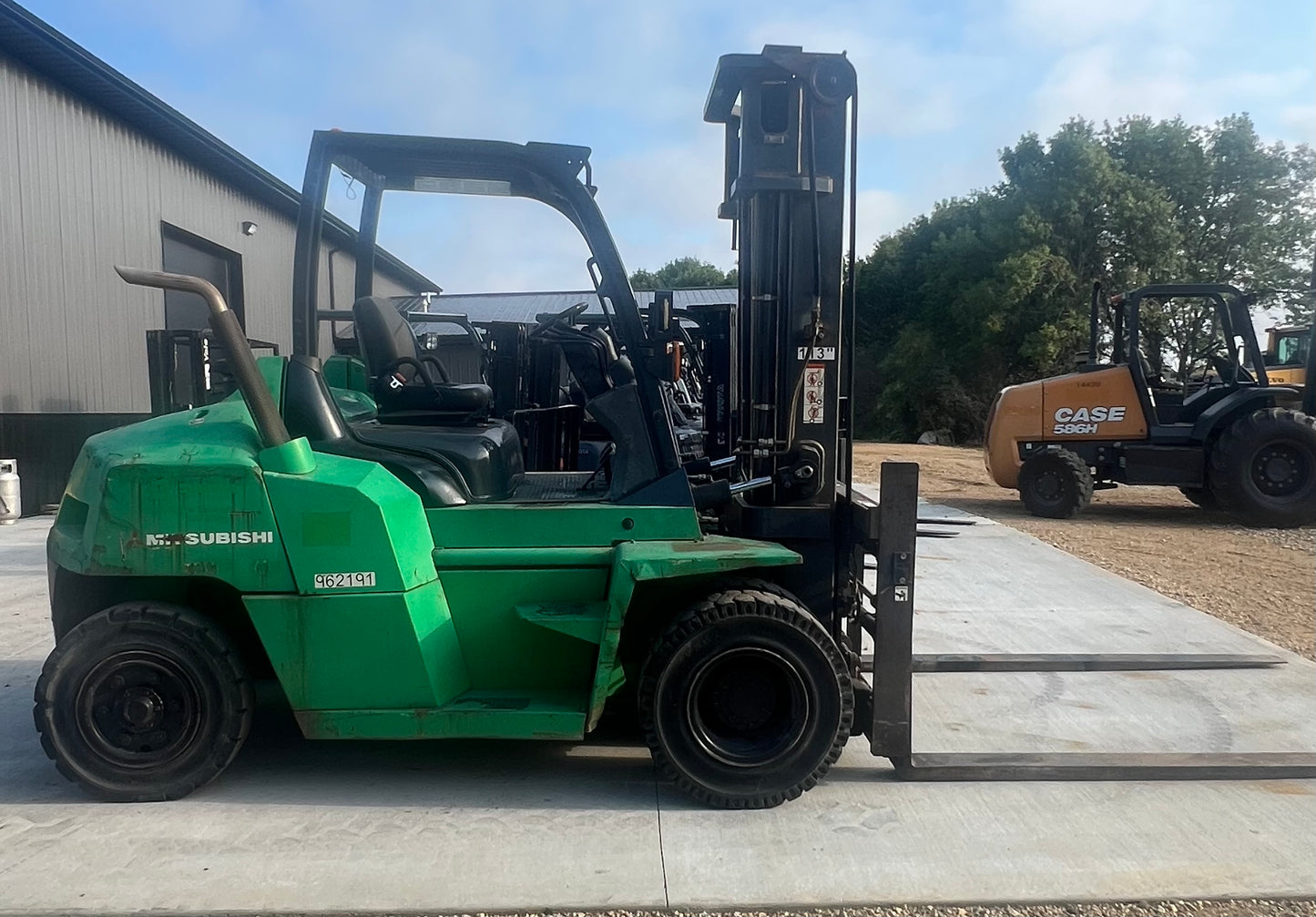 2017 Mitsubishi Forklift 15500 lb Lift Capacity (Fork Positioner!