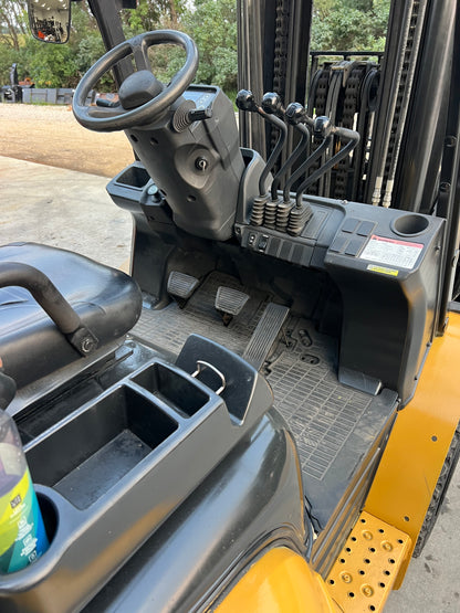 2016 Cat Forklift 11k Lift Capacity (Fork Positioner!!