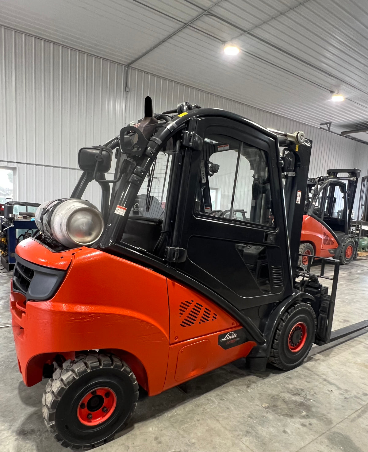 2015 Linde Forklift 6000lb Lift Capacity (Cab Heat! Fork Positioner