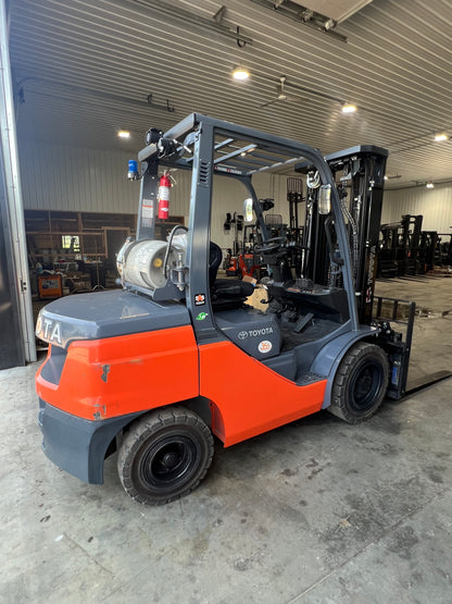 2022 Toyota Forklift (6500lb lift Capacity (Fork Positioner!