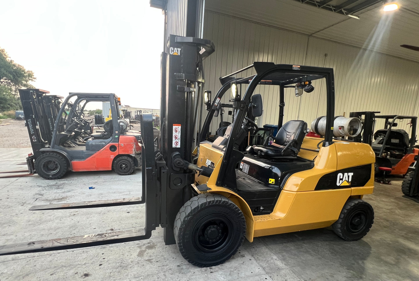 2016 Cat Forklift 11k Lift Capacity (Fork Positioner!!
