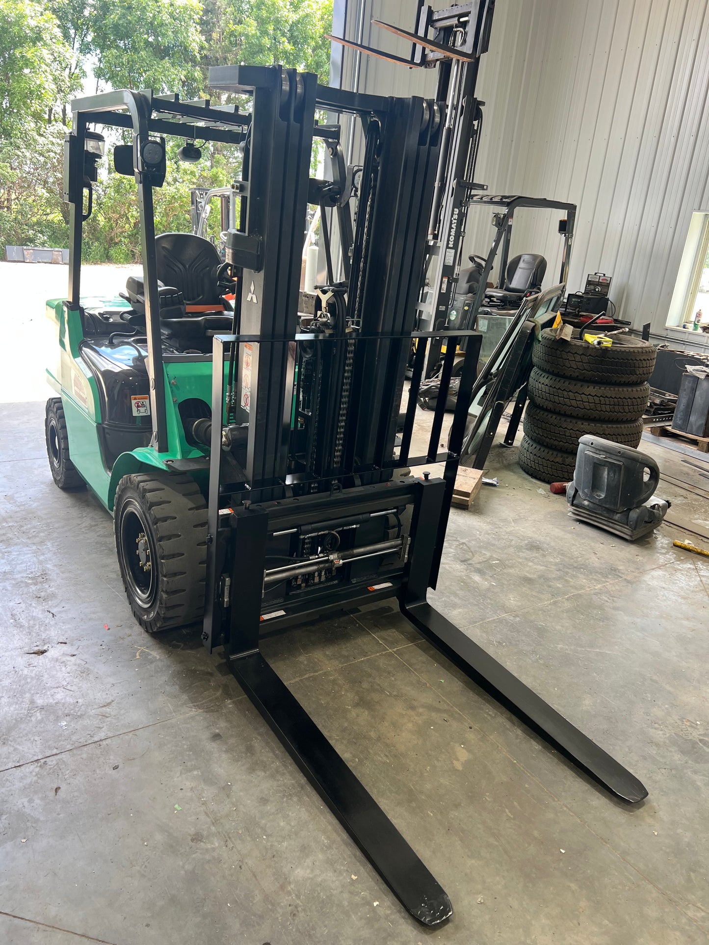 2025 Mitsubishi Forklift 6000lb Lift Capacity (Fork Positioner!