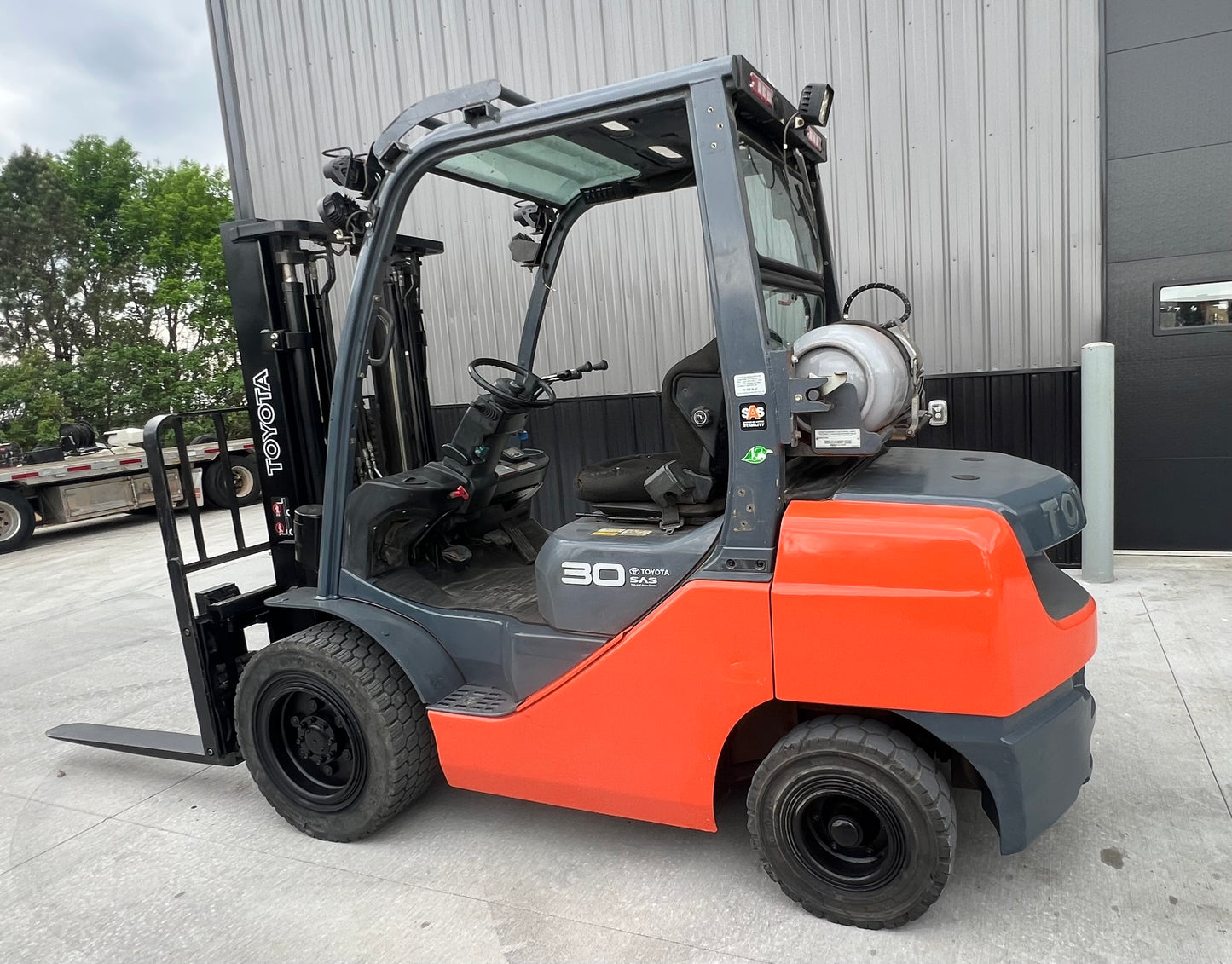 2015 Toyota Forklift 6000lb Lift Capacity (Fork Positioner!