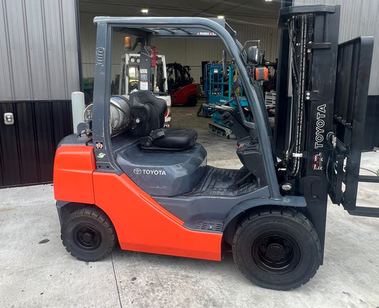 2017 Toyota Forklift, 5000lb Lift Capacity (Fork Positioner!