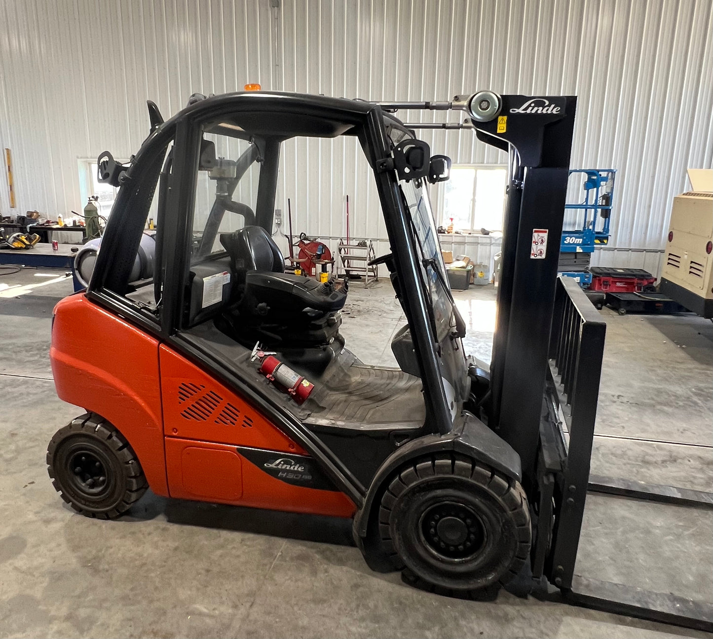 2017 Linde Forklift 6000lb Lift Capacity (Fork Positioner!