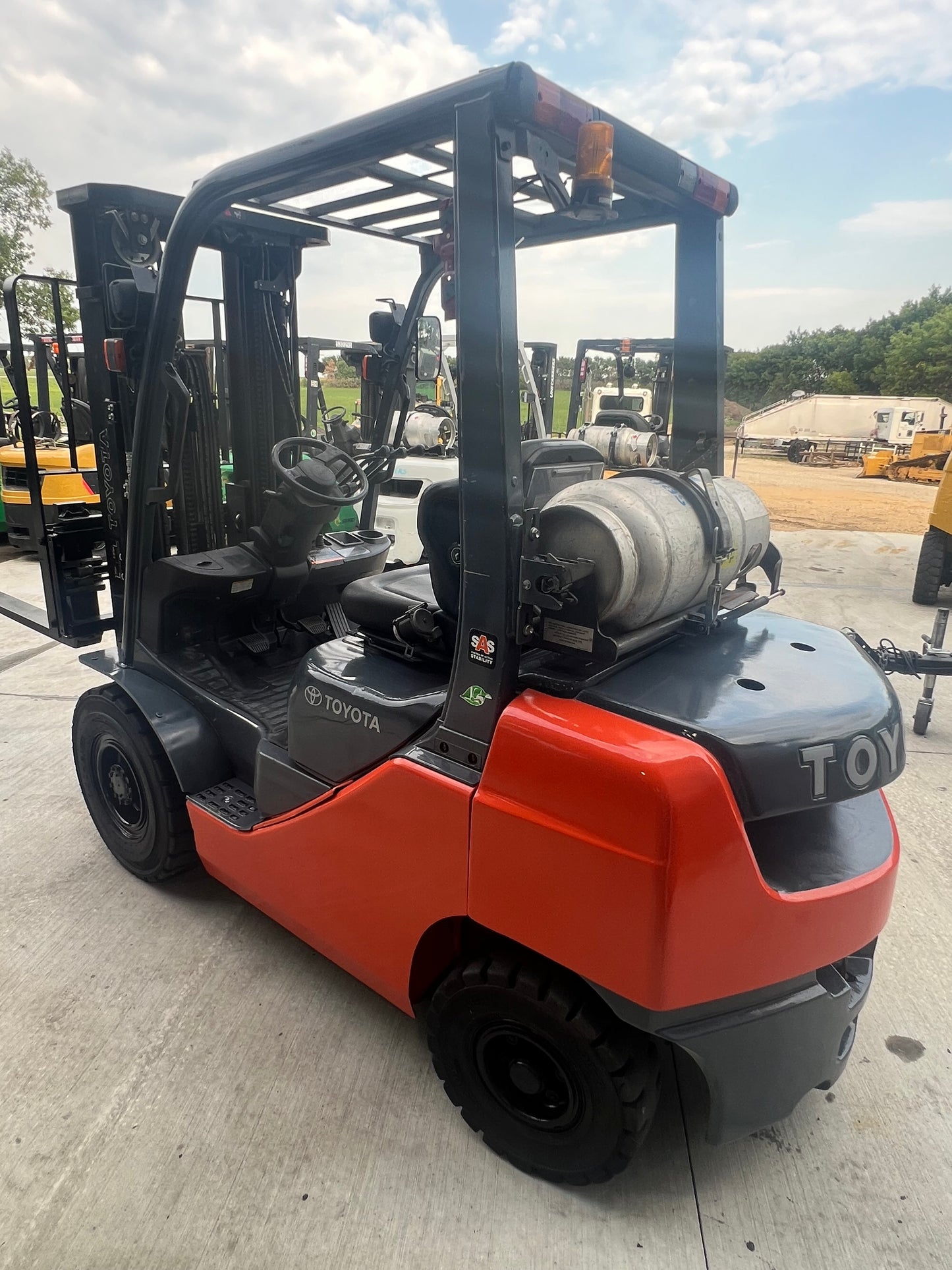 2017 Toyota Forklift, 5000lb Lift Capacity (Fork Positioner!