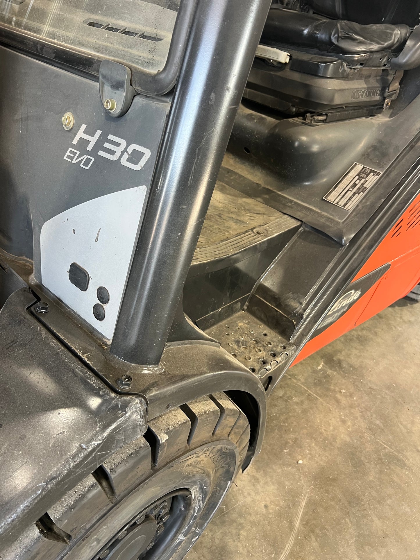 2017 Linde Forklift 6000lb Lift Capacity (Fork Positioner!