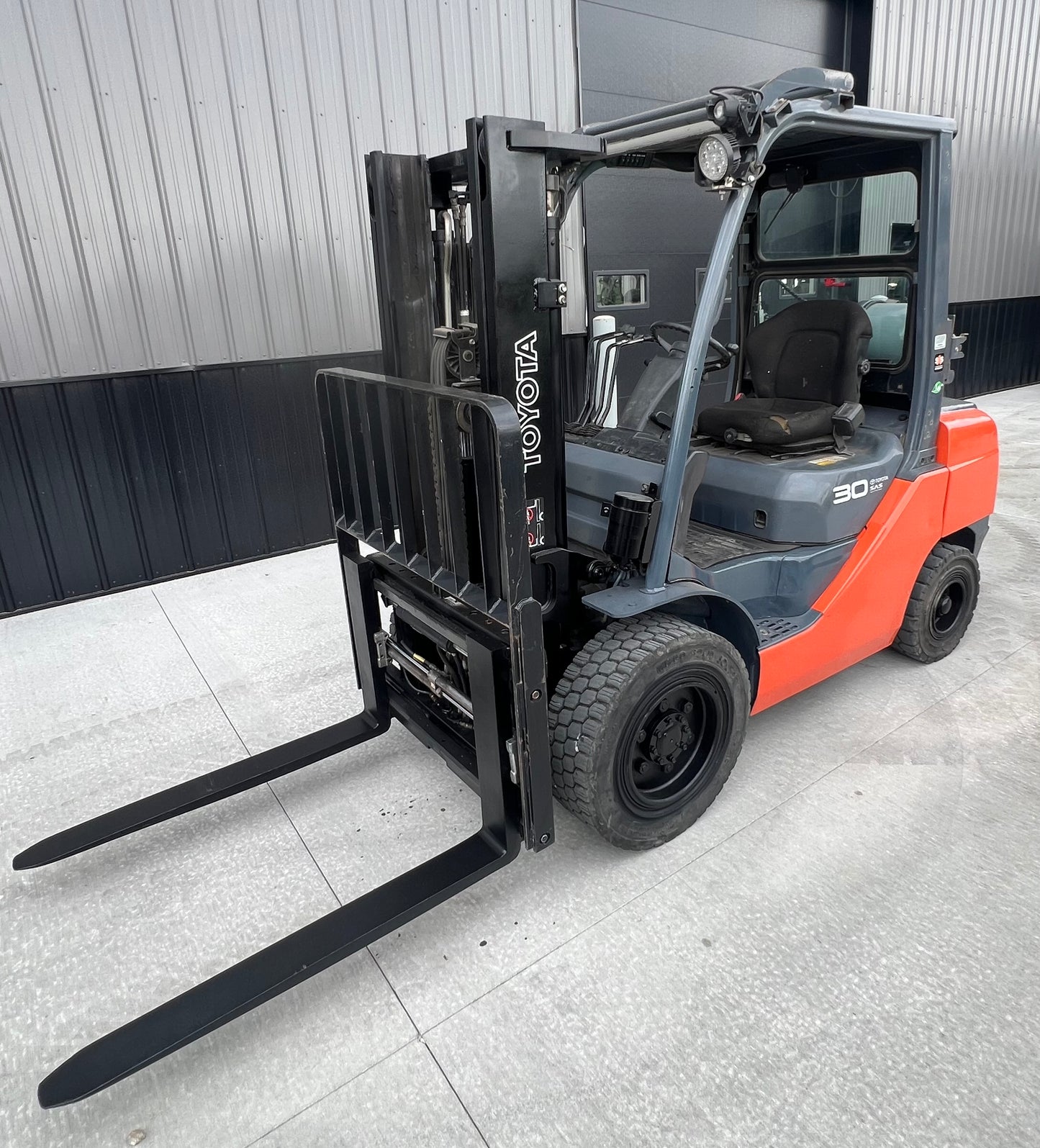 2015 Toyota Forklift 6000lb Lift Capacity (Fork Positioner!