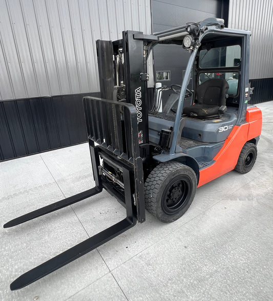 2015 Toyota Forklift 6000lb Lift Capacity (Fork Positioner!
