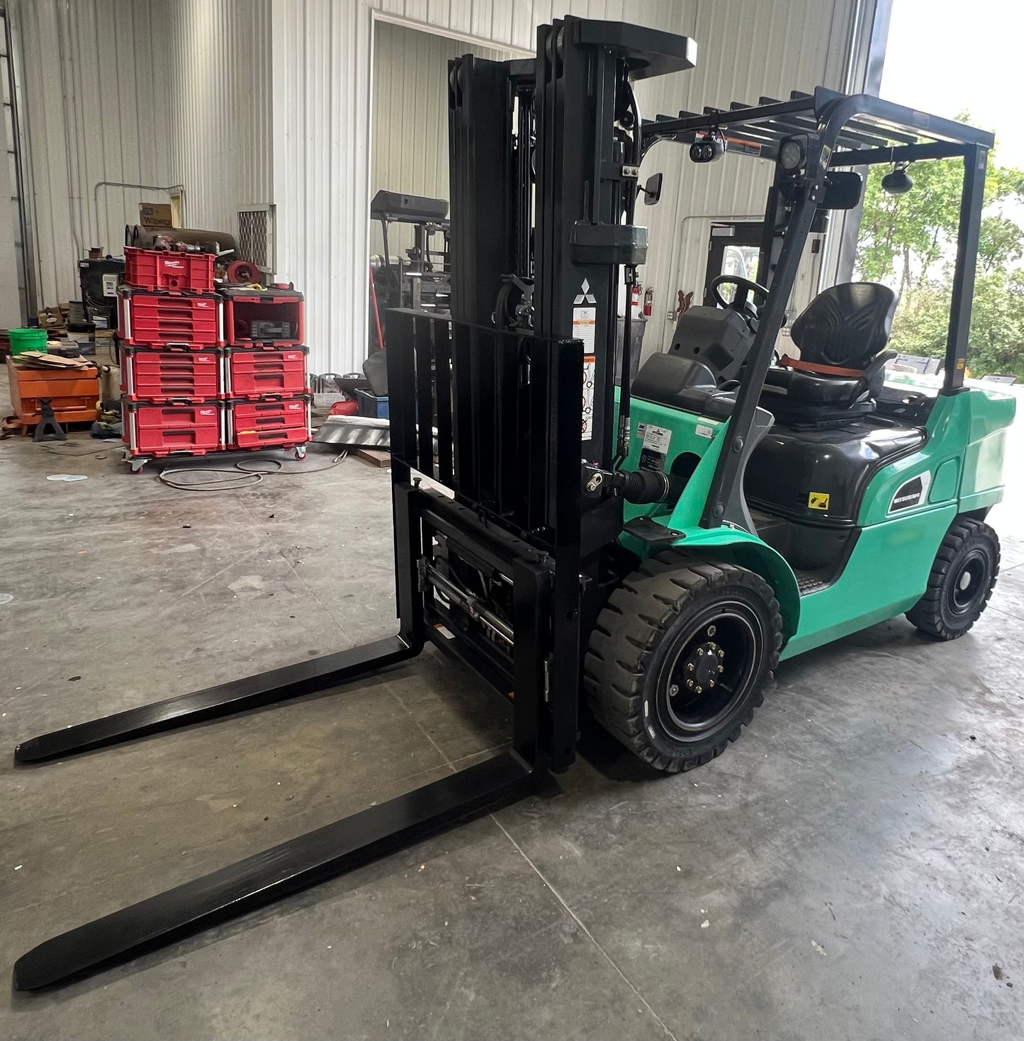 2025 Mitsubishi Forklift 6000lb Lift Capacity (Fork Positioner!