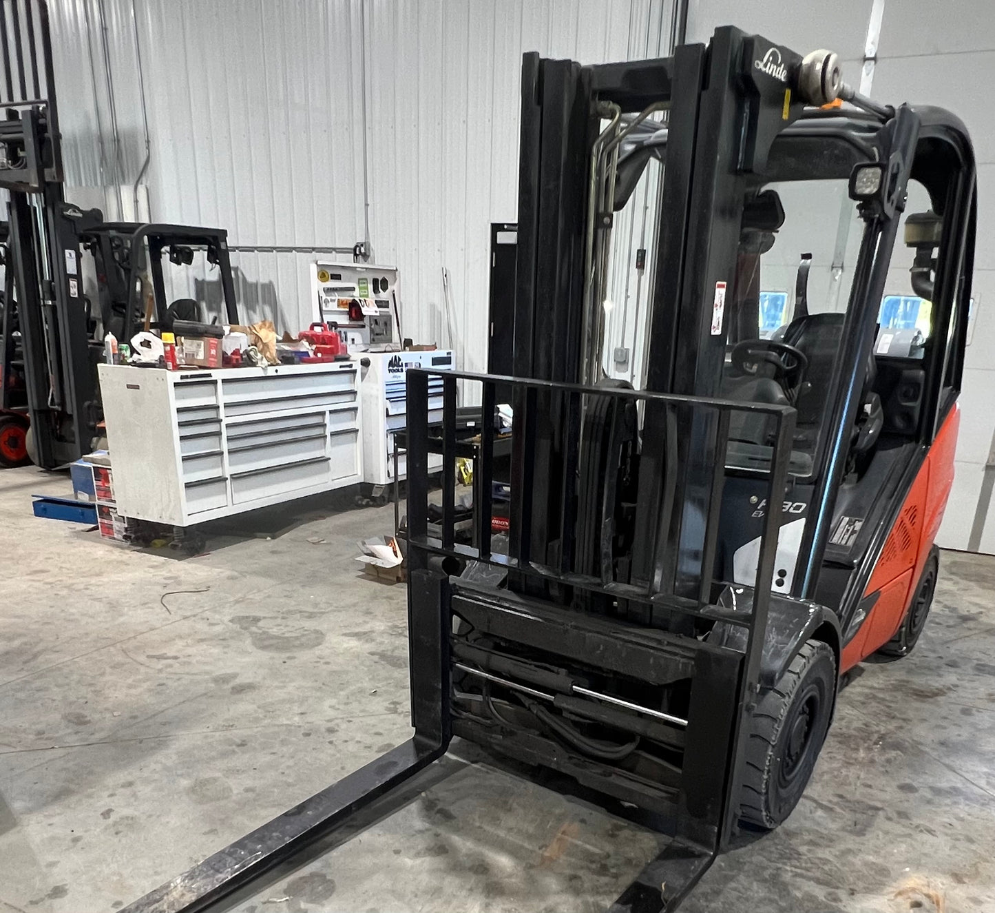 2017 Linde Forklift 6000lb Lift Capacity (Fork Positioner!