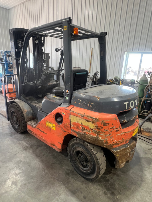 2020 Toyota Forklift 7000lb Lift Capacity (Fork Positioner!