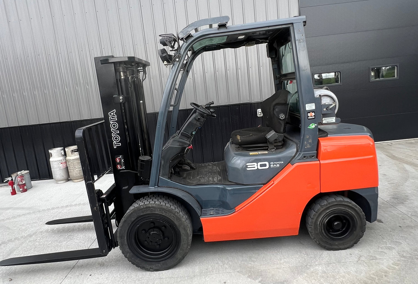 2015 Toyota Forklift 6000lb Lift Capacity (Fork Positioner!