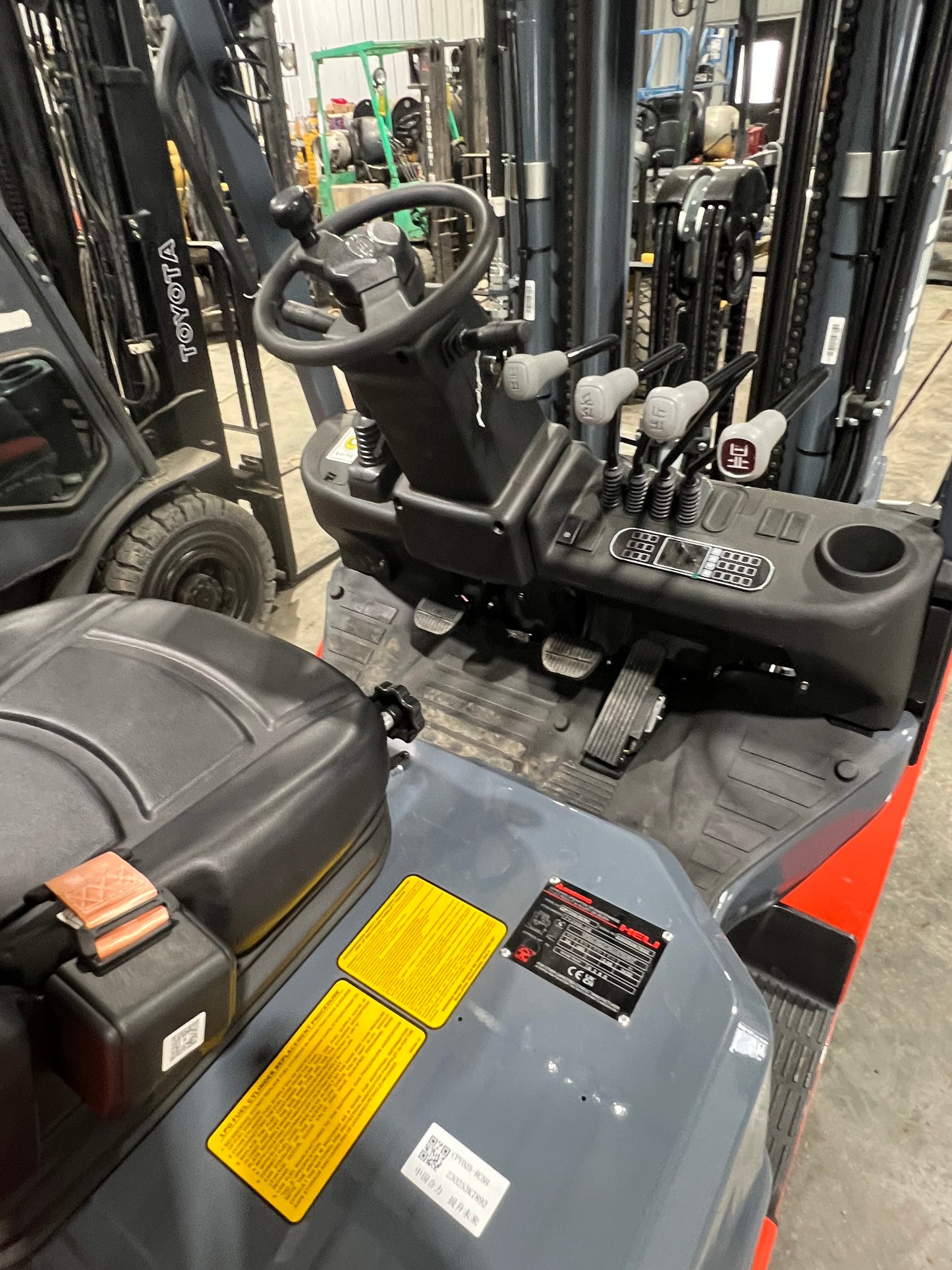 2026 Heli Forklift 5000lb Lift Capacity (Fork Positioner!!!