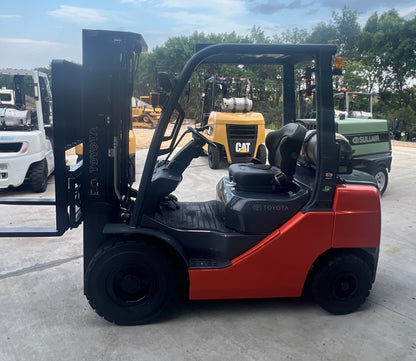 2017 Toyota Forklift, 5000lb Lift Capacity (Fork Positioner!