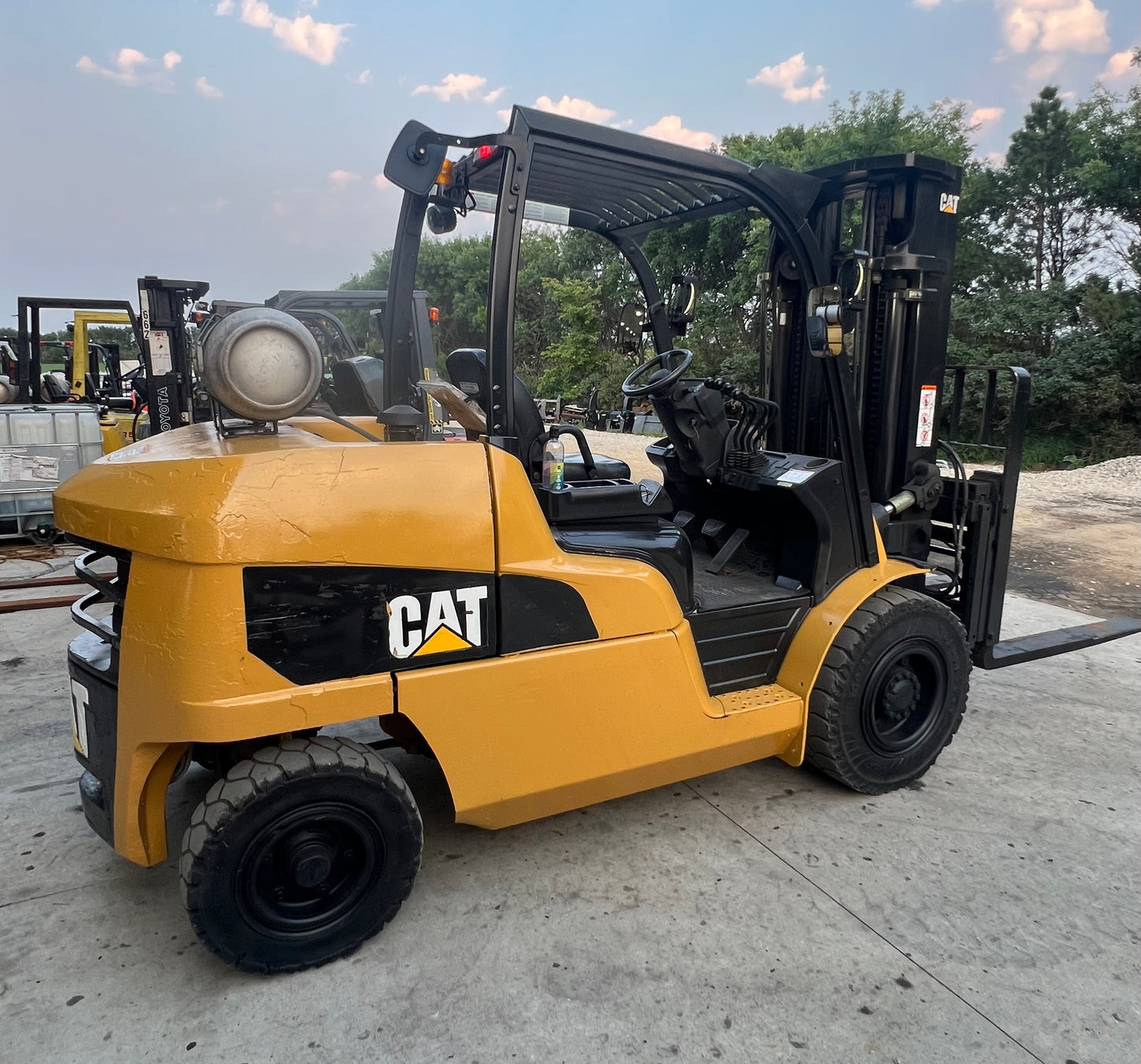 2016 Cat Forklift 11k Lift Capacity (Fork Positioner!!