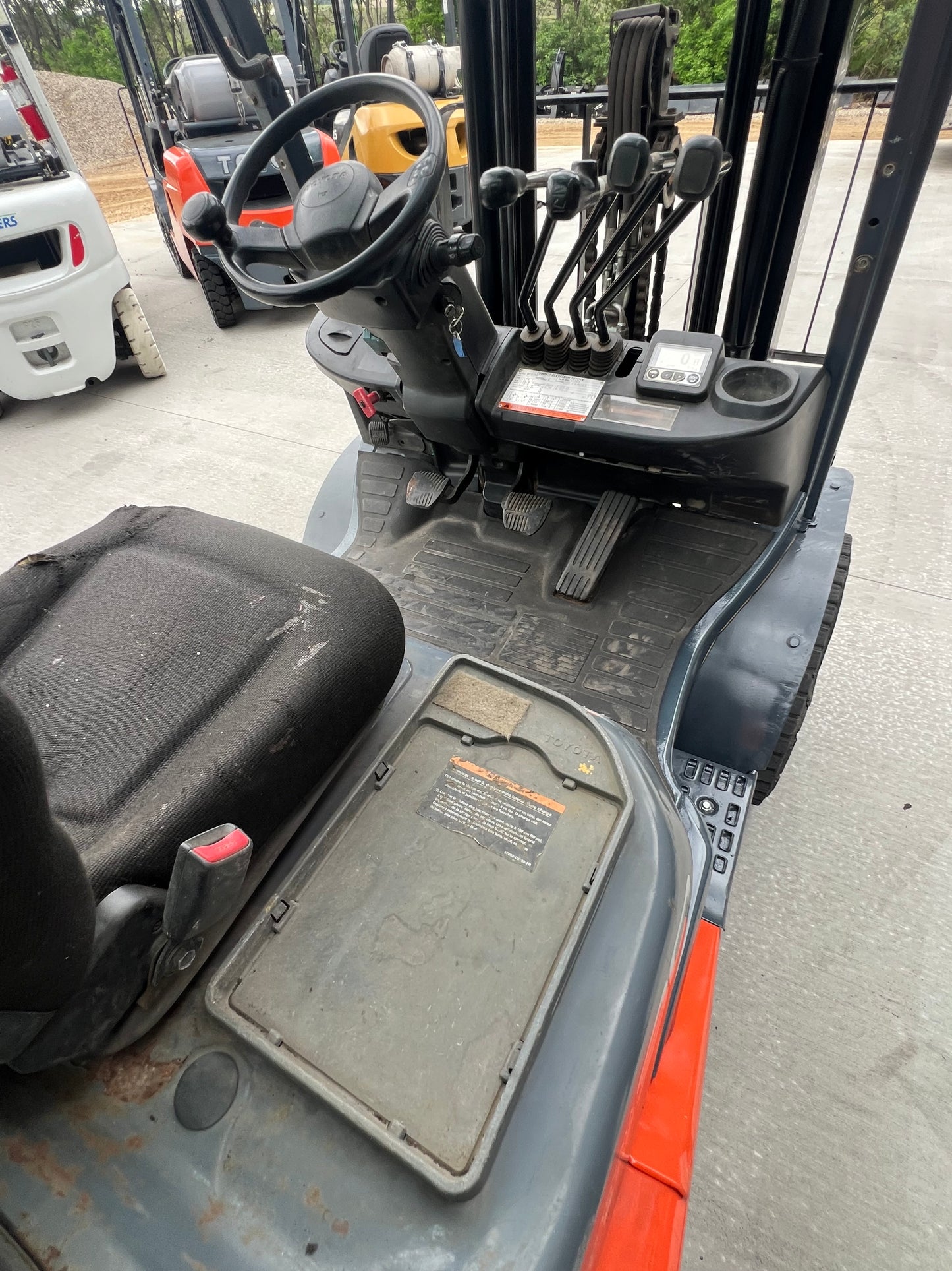 2015 Toyota Forklift 6000lb Lift Capacity (Fork Positioner!