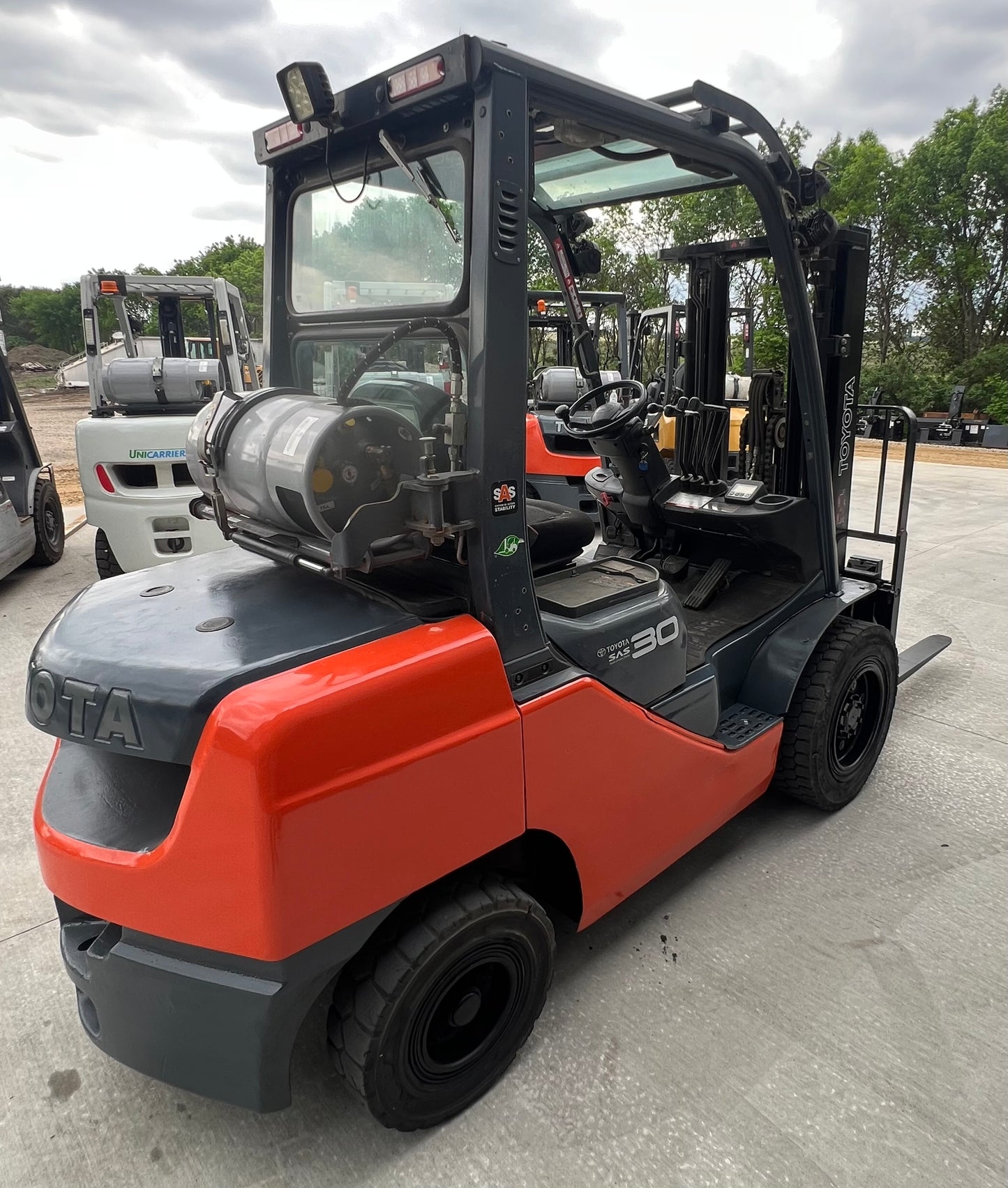 2015 Toyota Forklift 6000lb Lift Capacity (Fork Positioner!
