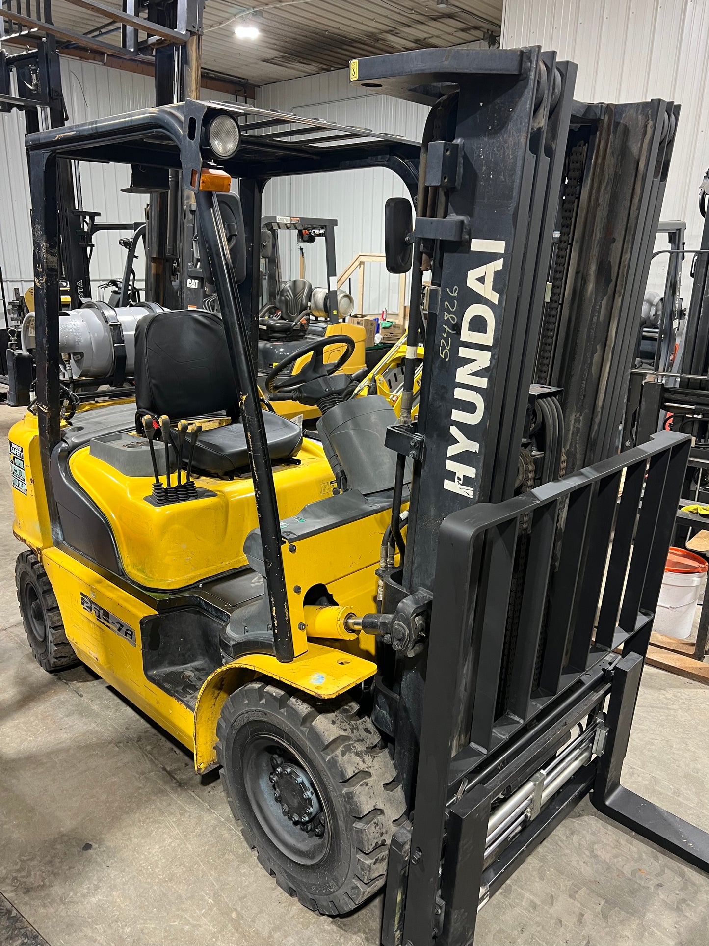 2013 Hyundai Forklift 5000lb Capacity Fork-Positioner