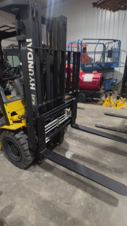 2013 Hyundai Forklift 5000lb Capacity Fork-Positioner